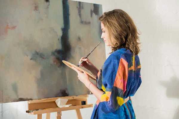 femme en train de peindre
